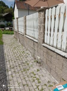 Světlá zámková dlažba před čištěním